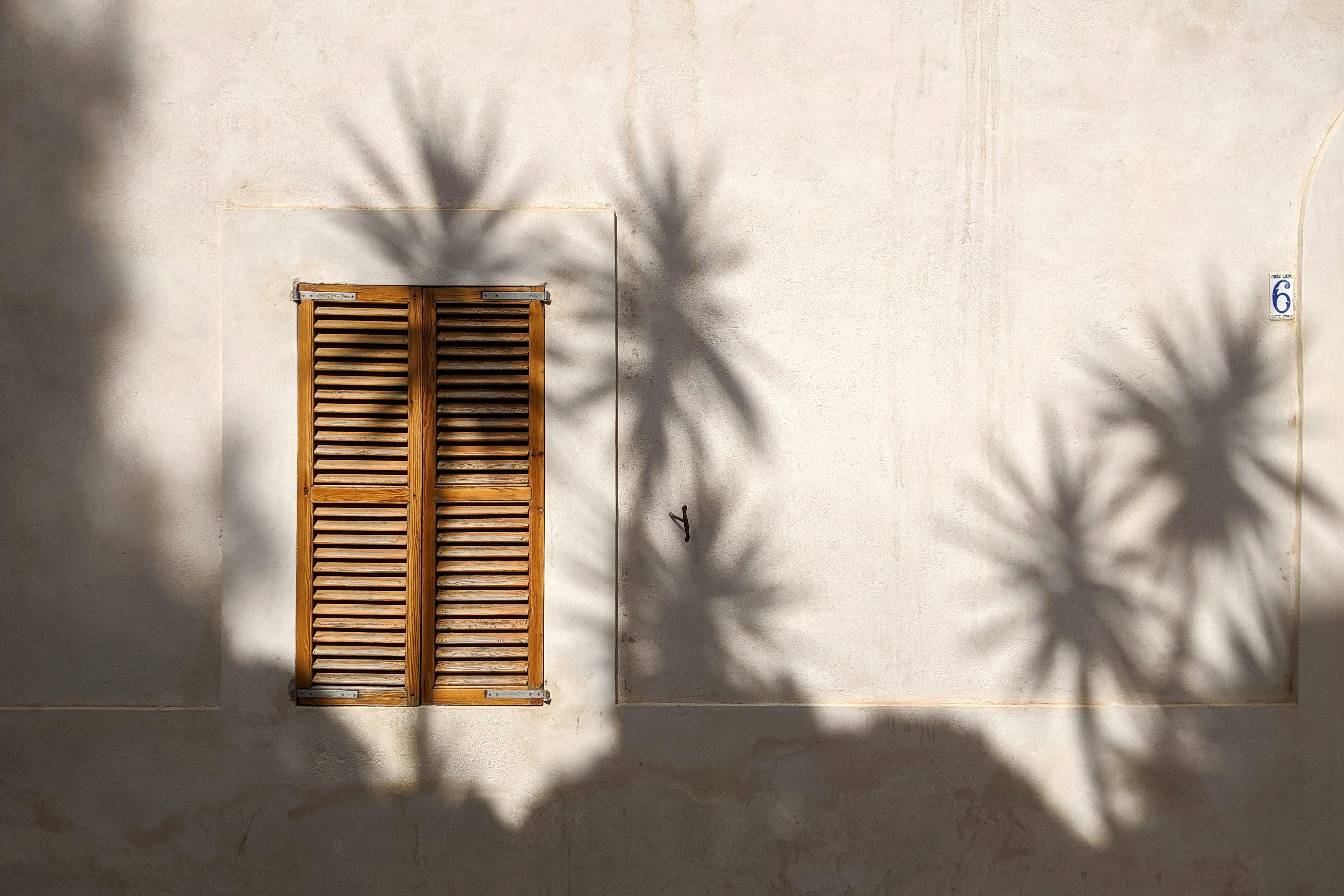 Foto eines Fensters von außen.